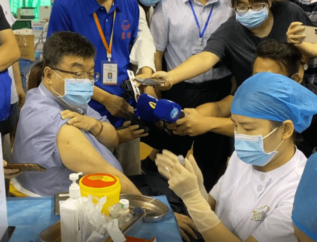 近十万台胞来大陆打疫苗 邱毅已接种第一针 民进党认同者剧减 台湾地区