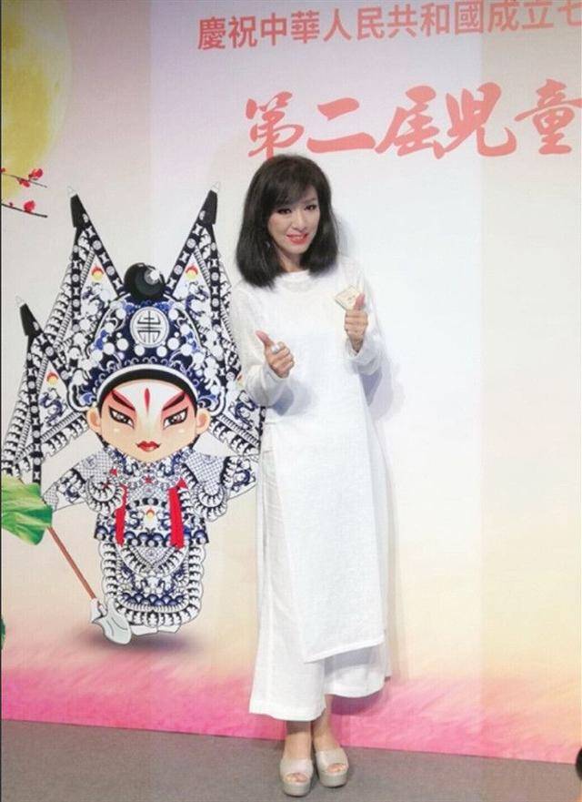耳环|63岁米雪真会穿，白色俏皮配粉色印花裙像小女生，让00后咋穿搭？