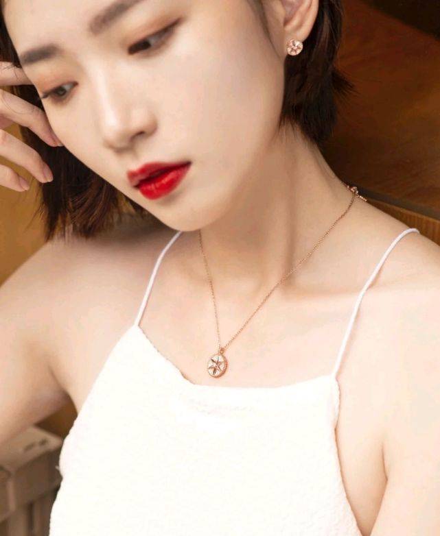 魅力|夏季怎能少得了穿吊带连衣裙？穿上合适的吊带连衣裙，凉爽又温柔