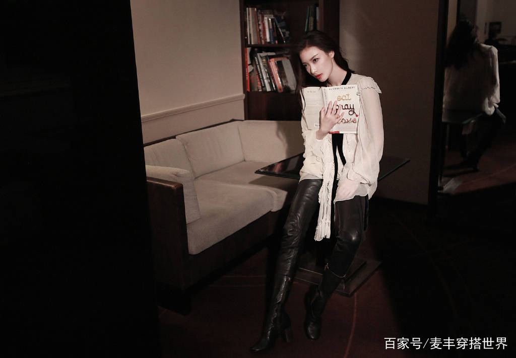 鱼尾|倪妮气质真好，穿淡蓝色上衣配围裹半身裙，清新淡雅高级感满满