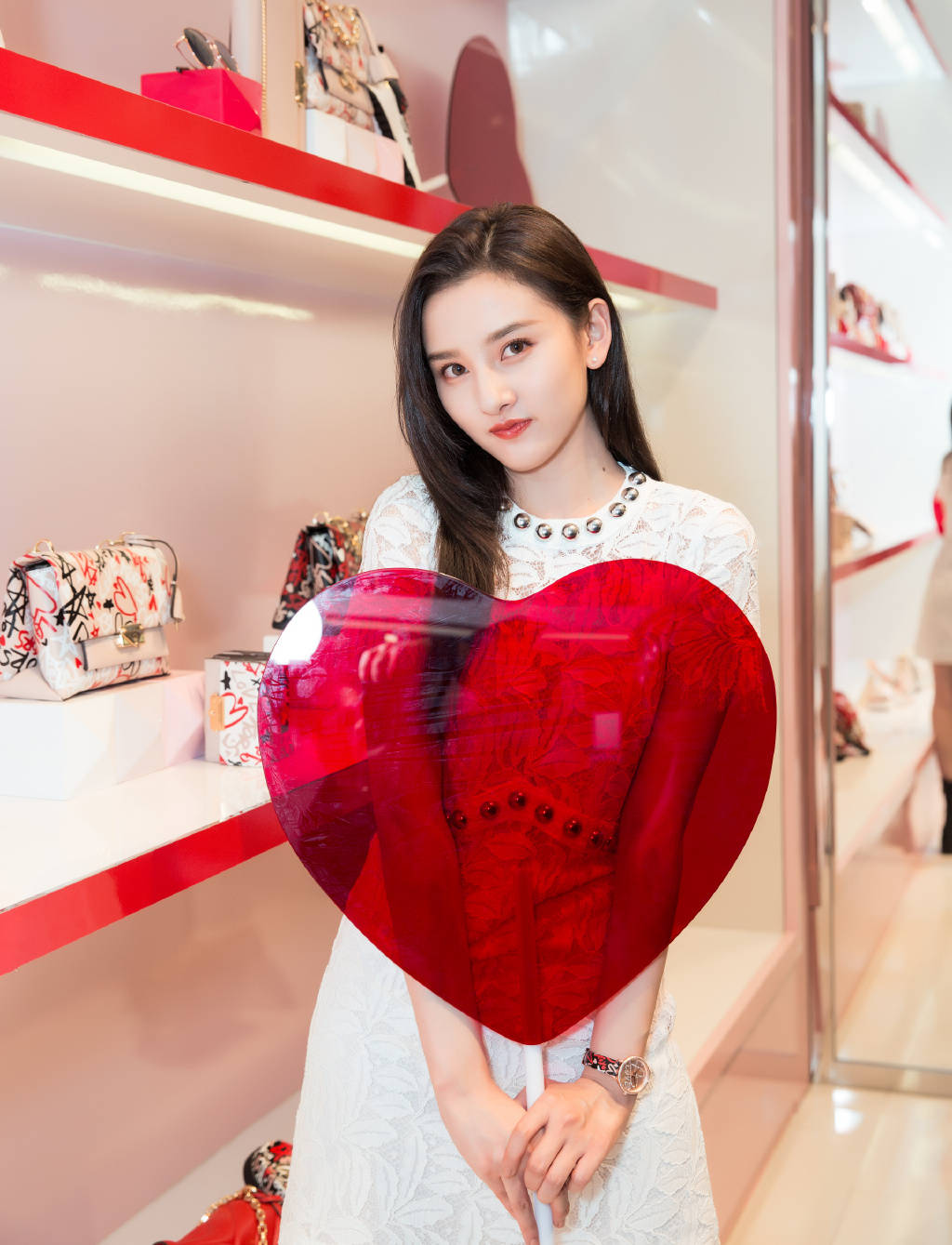 作用|元气少女宋祖儿,白色无袖连衣裙搭配高马尾,可爱甜美清灵动人