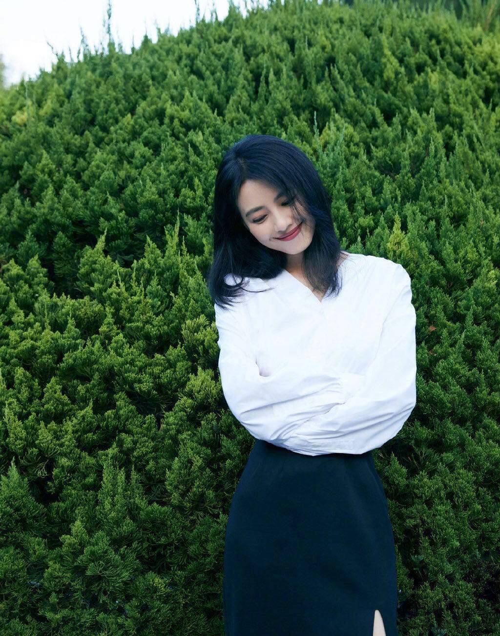 设计|贾静雯高圆圆同框，穿搭一个妩媚一个优雅，同是70后气质却不一样