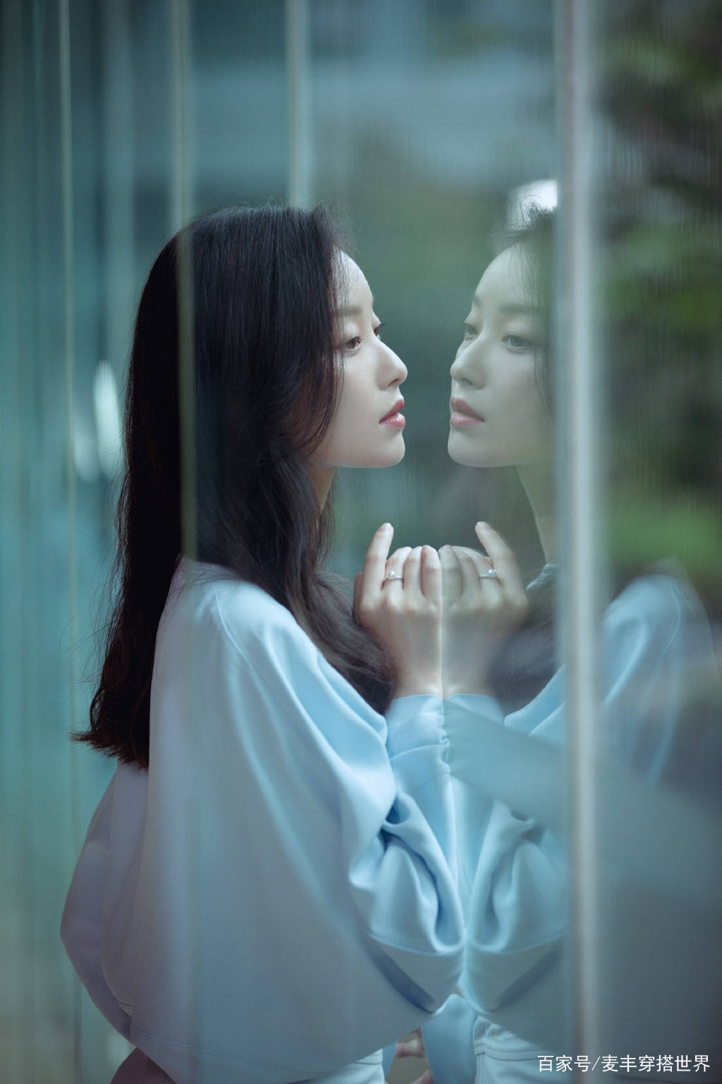 鱼尾|倪妮气质真好，穿淡蓝色上衣配围裹半身裙，清新淡雅高级感满满