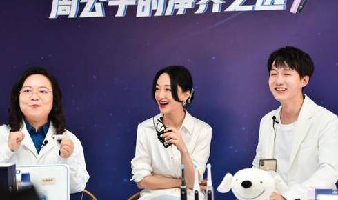 套装|周迅没生娃真的瘦，穿开衫内搭紧身打底满是“褶皱”，光吃不胖太牛