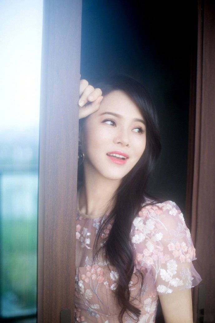 身材|伊能静这身太减龄了，身穿粉色刺绣裙温柔又甜美，确定是50岁？