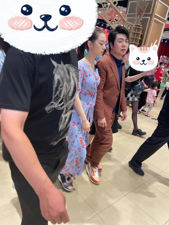 吉娜高|郎朗夫妇商场被偶遇，生图下吉娜高发际线抢镜，穿裙子真有女人味