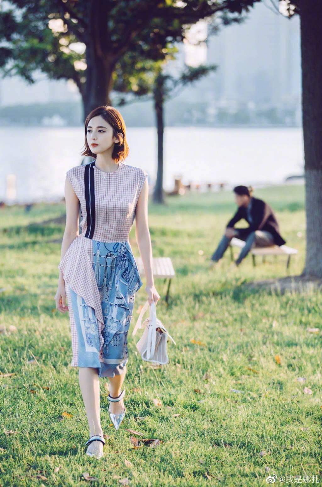 何有强|娜扎只因剪了短发，衣服品味直线上升，衬衫和连衣裙穿出高级感