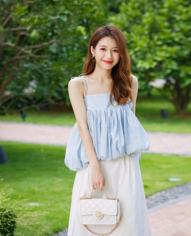 夏天|在炎热的夏天，穿上清新凉爽的服装，可以给人舒适又治愈的感觉