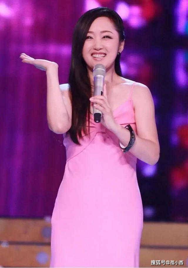 身材|杨钰莹真是“阿姨辈尤物”，穿粉色吊带连衣裙亮相，身材不输女团