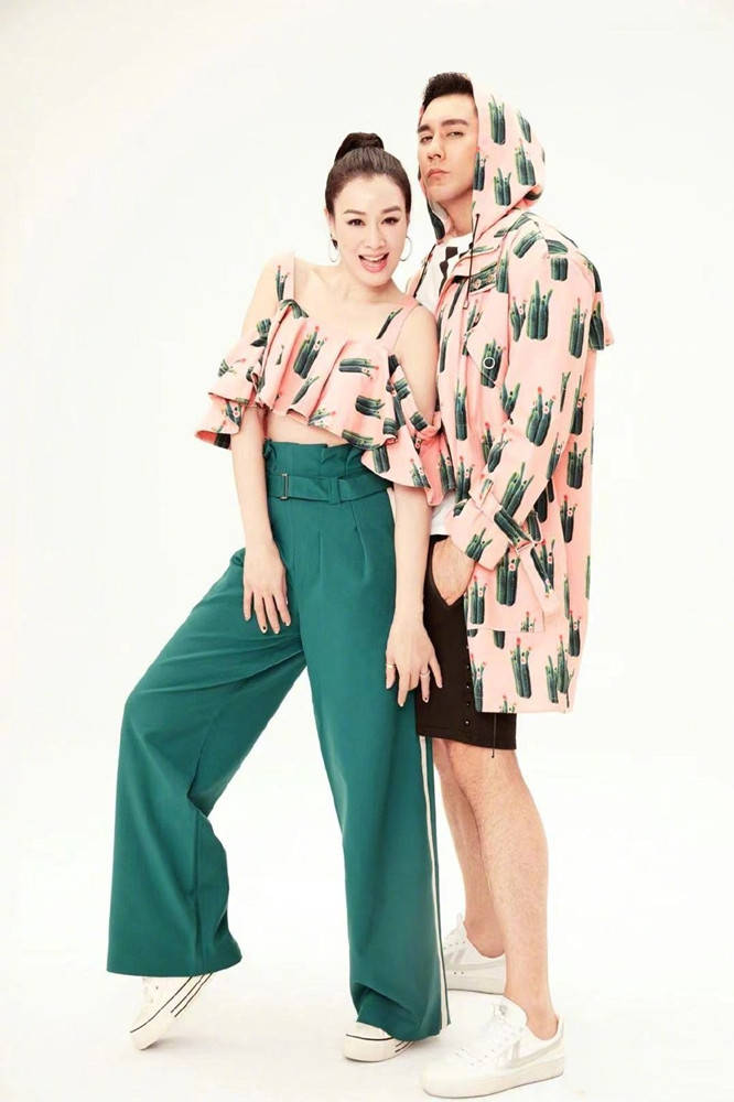 腰肢|钟丽缇带俩闺女赶飞机，母女仨6条大长腿很抢眼，感叹基因太强大