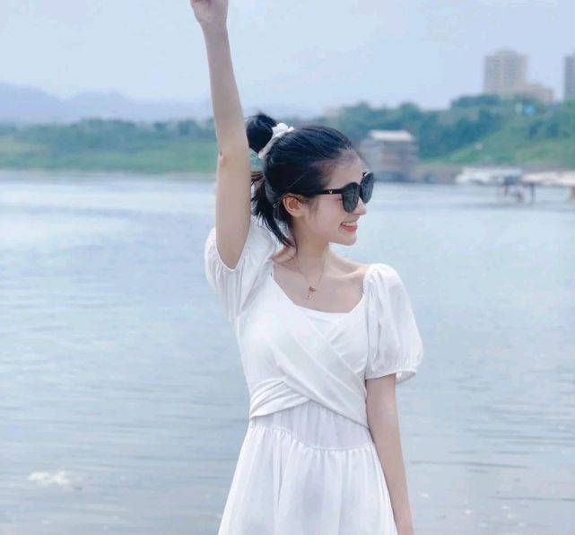 服装|日常穿搭可以很简约，但要清爽干净，穿上基础款也会很好看