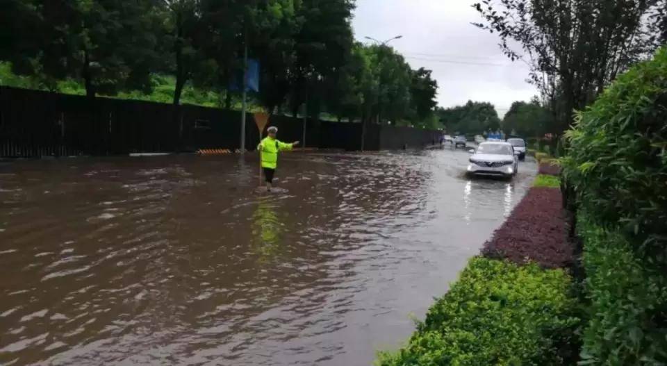 上午风雨无阻下午烈日酷暑两江民警站完雨水站高温