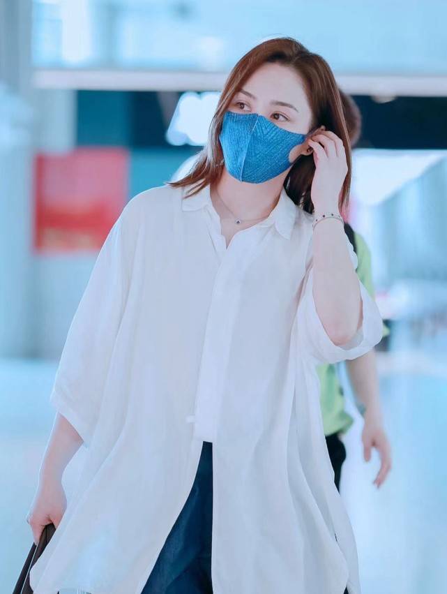 体重|Twins合体现身机场,阿娇不爱打扮乱穿衣,低调得像阿Sa助理