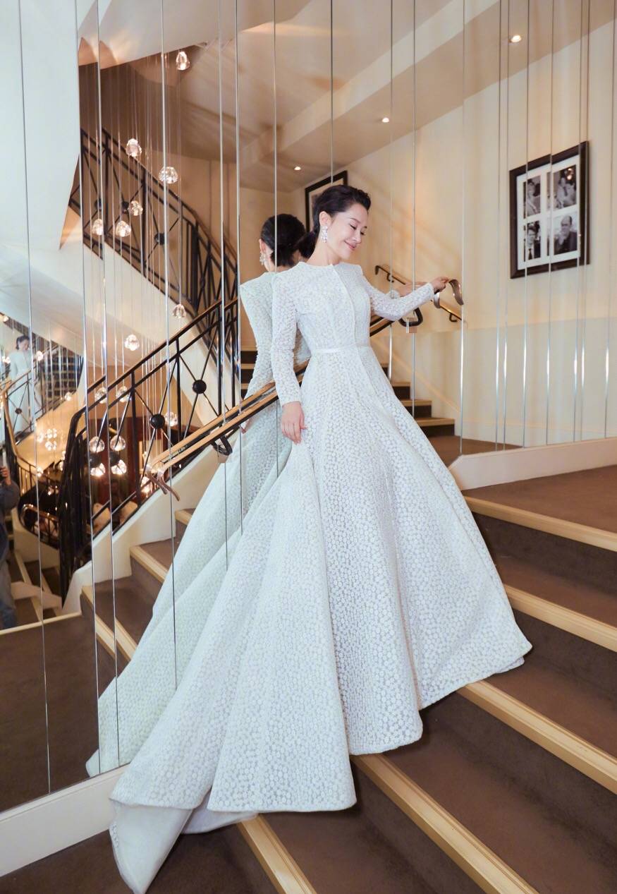 身材|50岁的许晴现身戛纳,一袭露肩纱裙彰显姣好身材!十足知性韵味