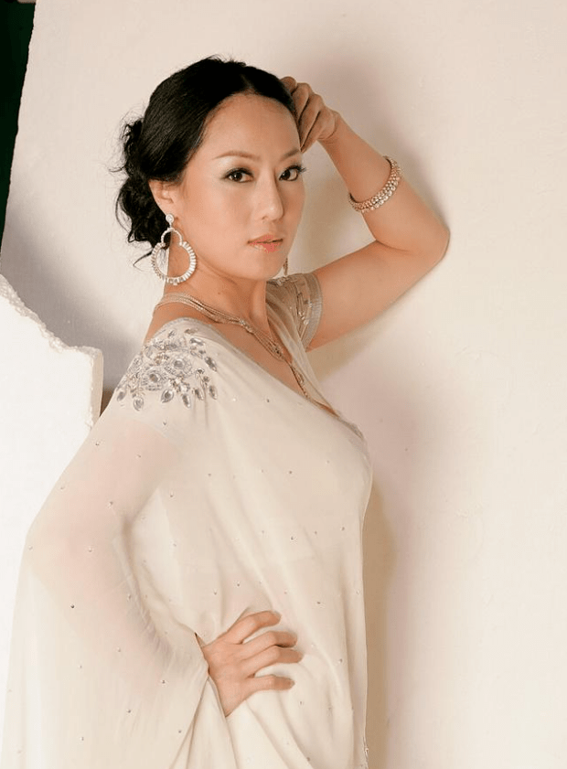 章小蕙|章小蕙气质全开，身穿一袭白色薄纱套装凹凸有致，曲线感满分