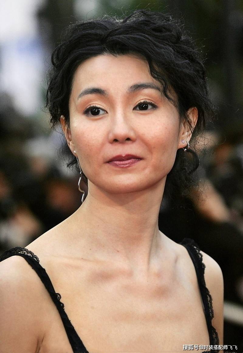 中性|五十岁的女人怎么穿出优雅感？学张曼玉减龄中性穿搭，时尚又高级