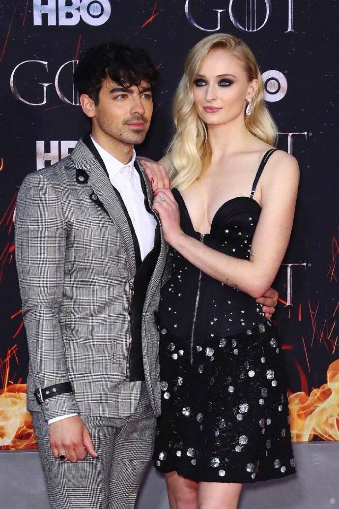 活动|“三傻二乔”婚后首现身！苏菲穿吊带裙超吸睛，和乔纳斯配一脸