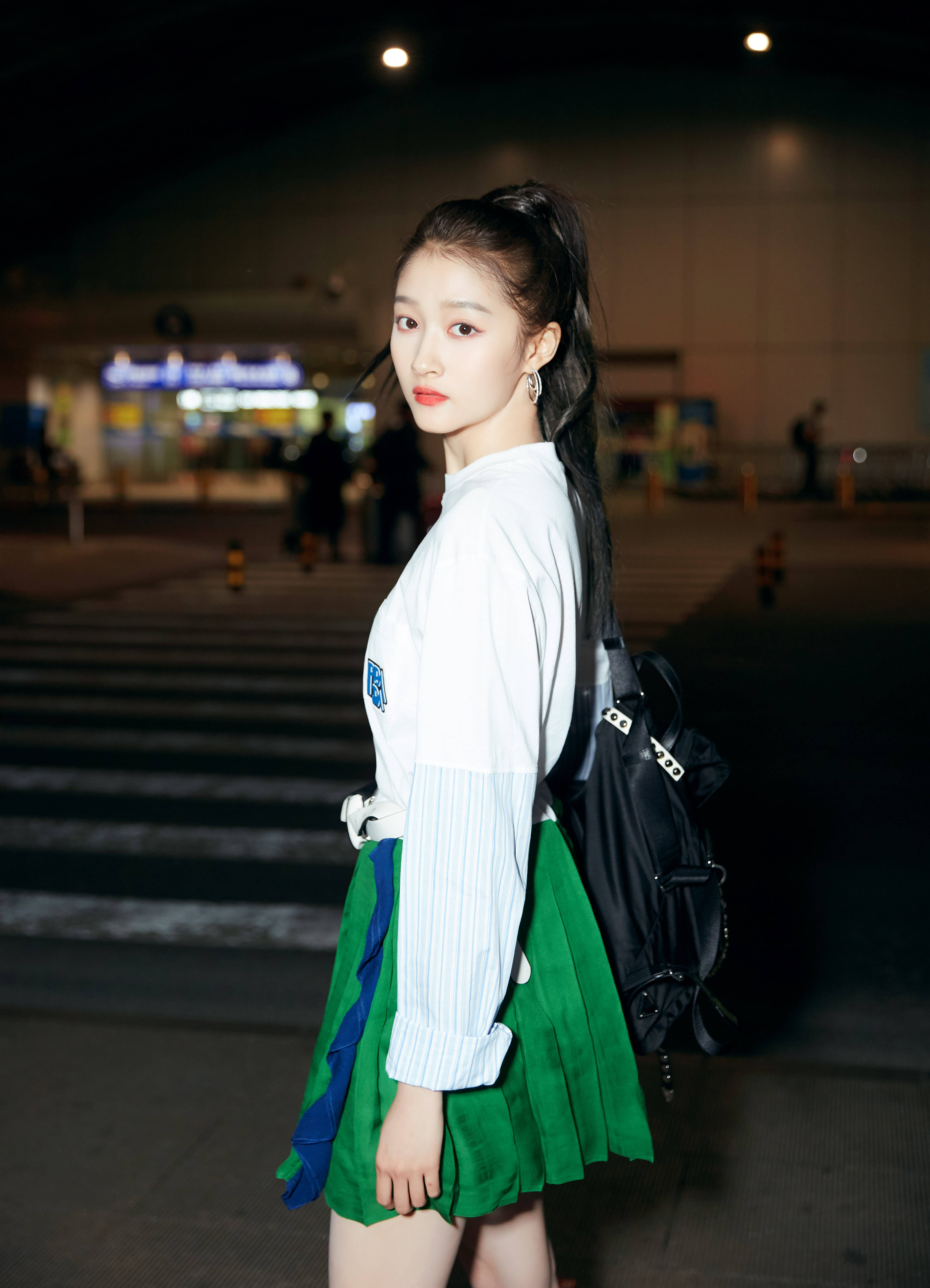 衣裙|关晓彤1千4吊带裙配7千5凉鞋，好身材遮不住，网友：羡慕长腿！