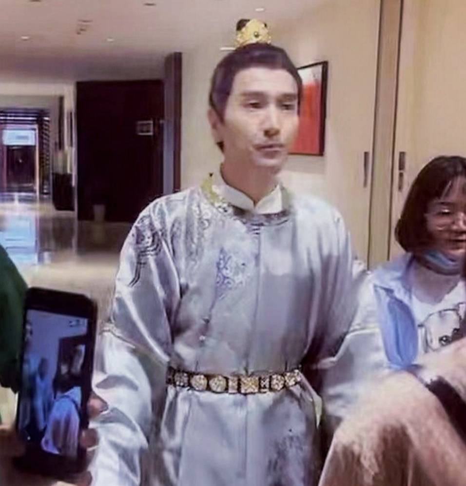 感觉|新老流量古装比拼：李易峰白衣梦回《古剑》，张哲瀚撞衫王一博