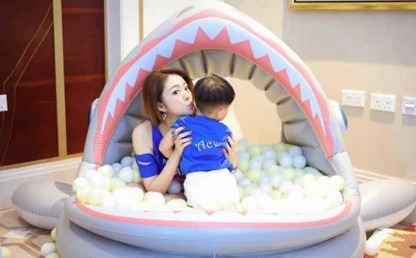 视觉|安以轩一家为大儿子庆生，穿露肩T恤配麻花辫像“少女”，太美了