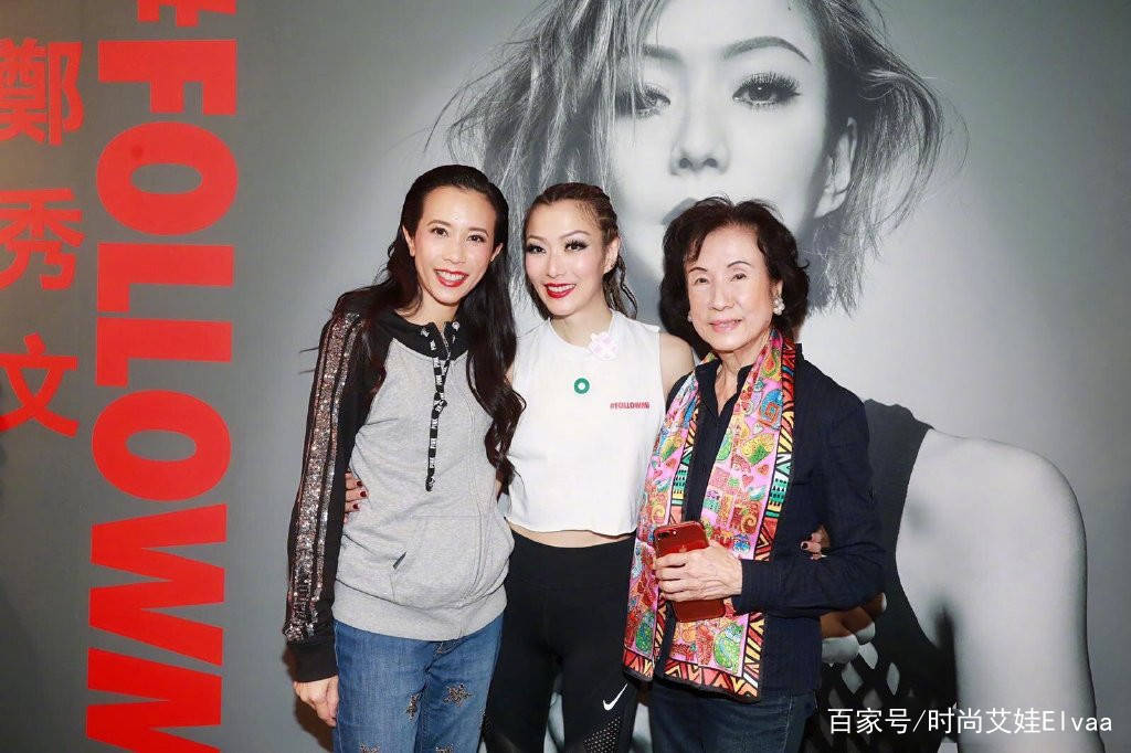 短裙|莫文蔚终于高调,167cm穿短裙足球袜秀美腿,49岁的年龄19岁身材