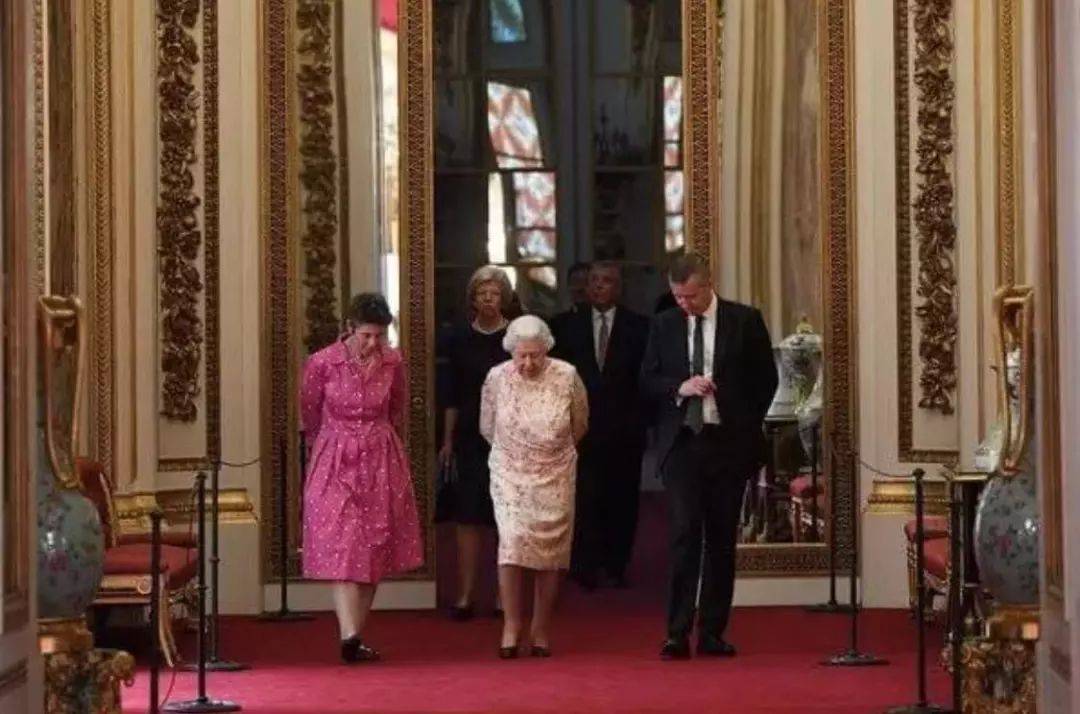 服装|英国女王哪像93岁？穿粉色碎花裙俏皮又减龄，搭珍珠项链贵气十足