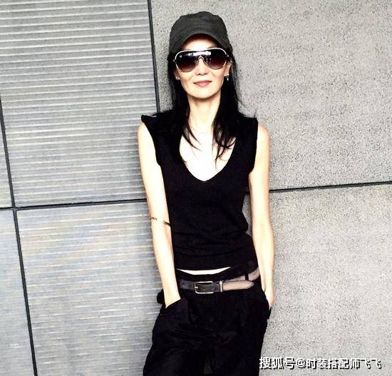 中性|五十岁的女人怎么穿出优雅感？学张曼玉减龄中性穿搭，时尚又高级