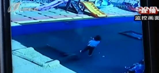 家长|女子将3岁女儿送入幼儿园，事后调取监控查看时，直接愣在原地！