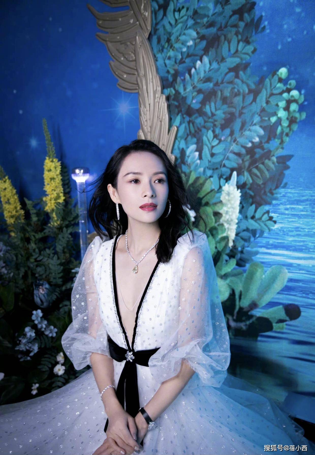 黑色|章子怡不愧是“汪峰的老婆”，穿深V领亮片裙，身材饱满又惊艳