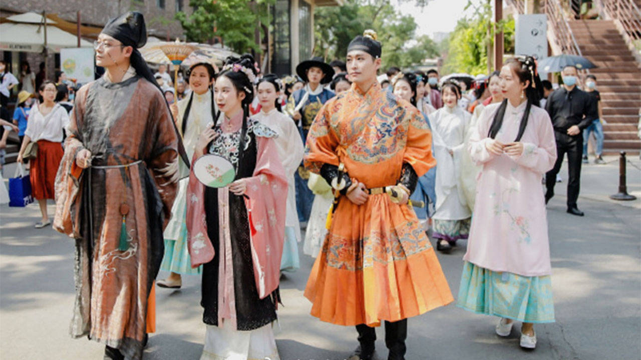 文化|各种爆款玩出圈!这届年轻人追捧的“国潮”,到底是什么?