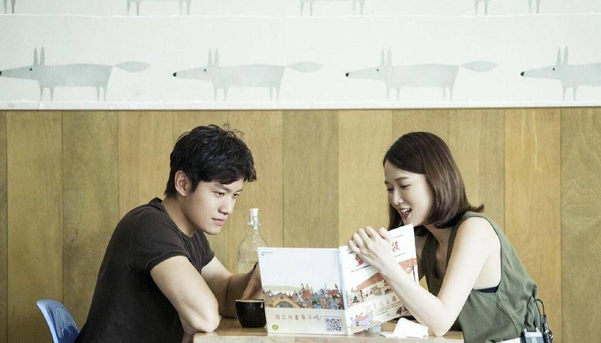 短裙|陈乔恩晒合照秀恩爱，打扮精致一点不像42岁，看着比小男友都嫩