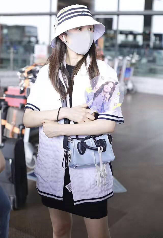 色调|宋祖儿出席时尚活动，黑色包臀短裙配白T，显露长腿好身材