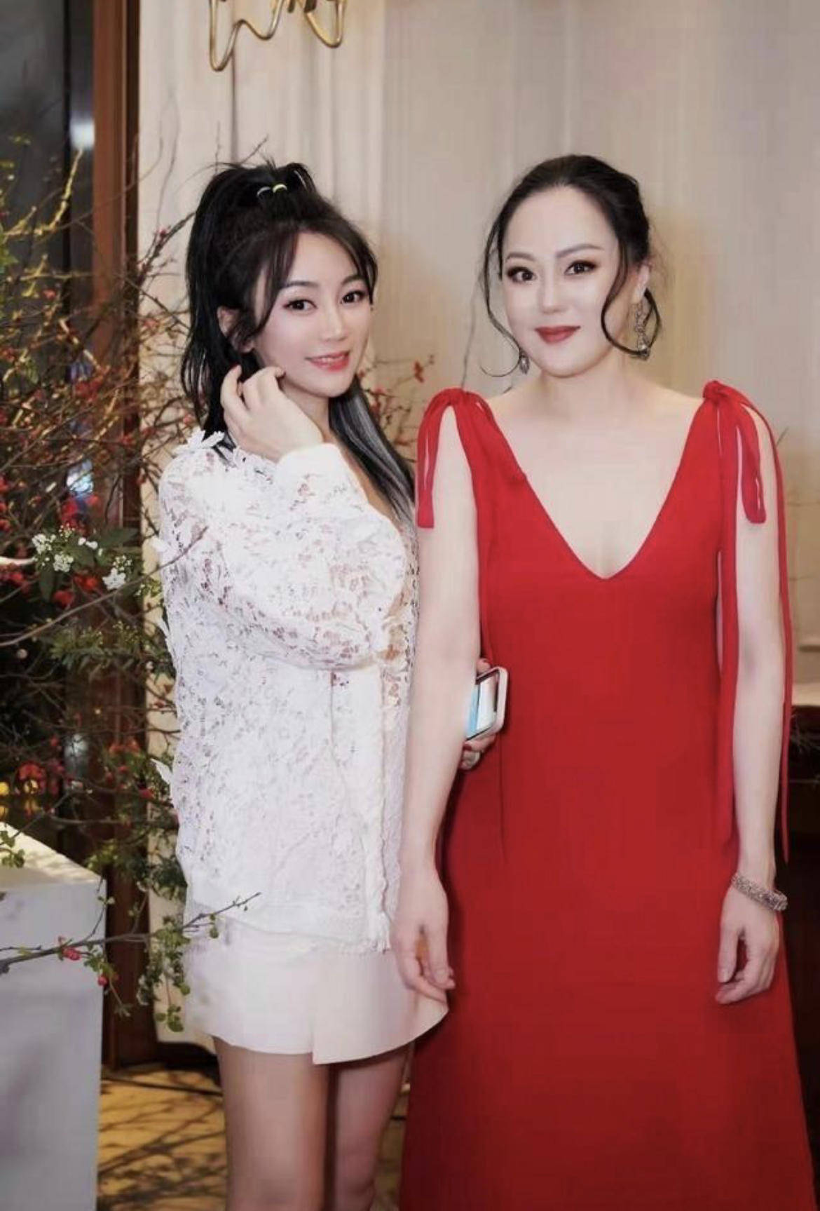 章小蕙|章小蕙气质全开，身穿一袭白色薄纱套装凹凸有致，曲线感满分