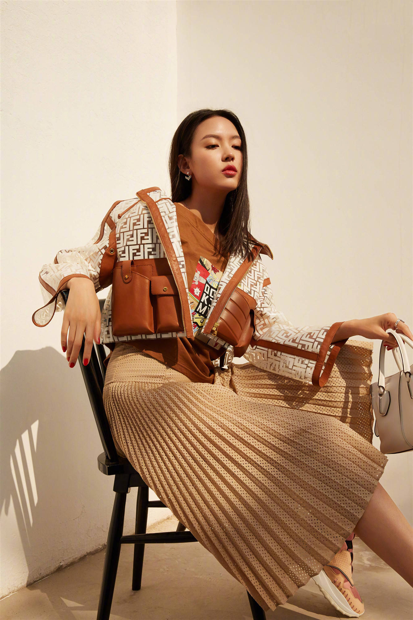 设计|“世界小姐”张梓琳穿斜肩不规则裙美的大气，网友：焦点依旧在腿