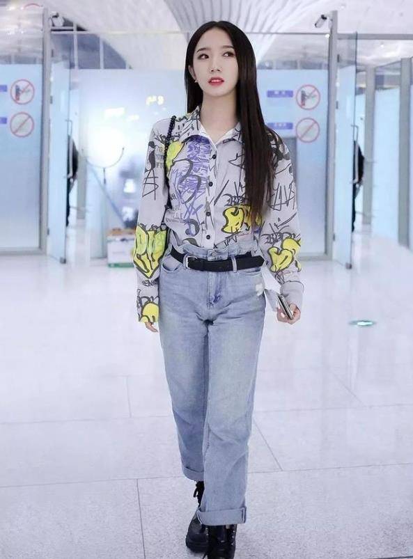 整体|黄磊挽15岁女儿亮相机场，女儿染了黄发穿搭时髦，看来磊爸好开明