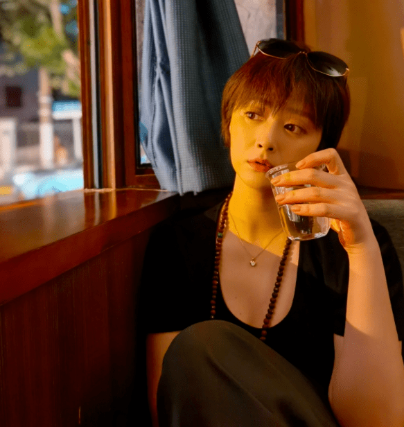 状态|瘦下去的蒋欣有多美？黄昏下利落短发显优雅，成文艺小清新美女