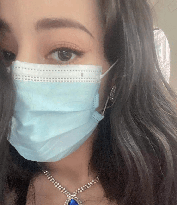 热巴活动前晒口罩怼脸自拍,半边脸都在散发魅力,现场生图更美艳