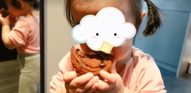 服装|陈赫娇妻张子萱现身上海，稚嫩模样似少女，一家四口互动超温馨