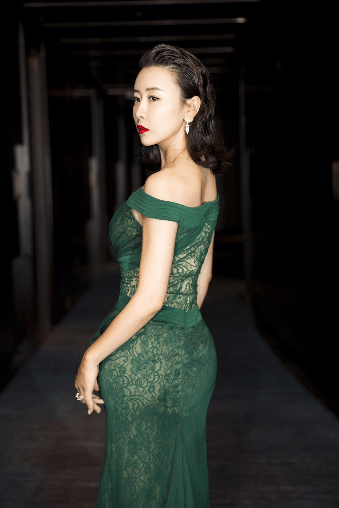 身材|毛俊杰在国外真长脸,一袭印花长裙美成红毯焦点,身材曲线太优越