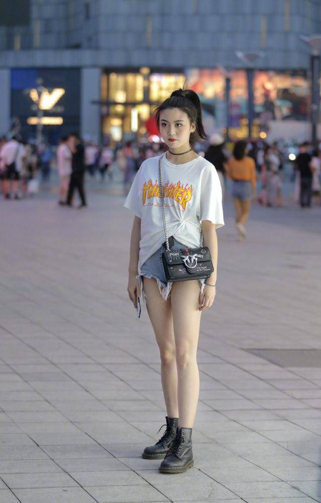 气质|复杂的打扮不一定好看,传统T恤其实很不错,容易穿出年轻气质