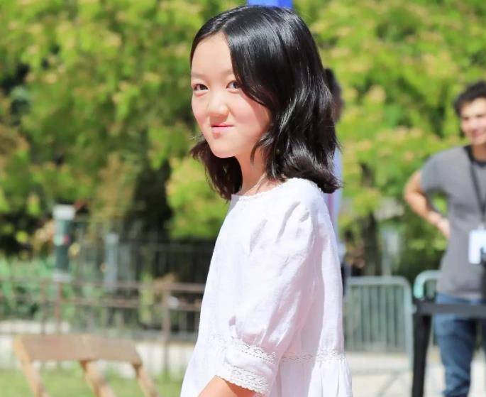 15岁的李嫣高调过生日吊带套背心大秀锁骨侧脸照嘴上疤痕易见