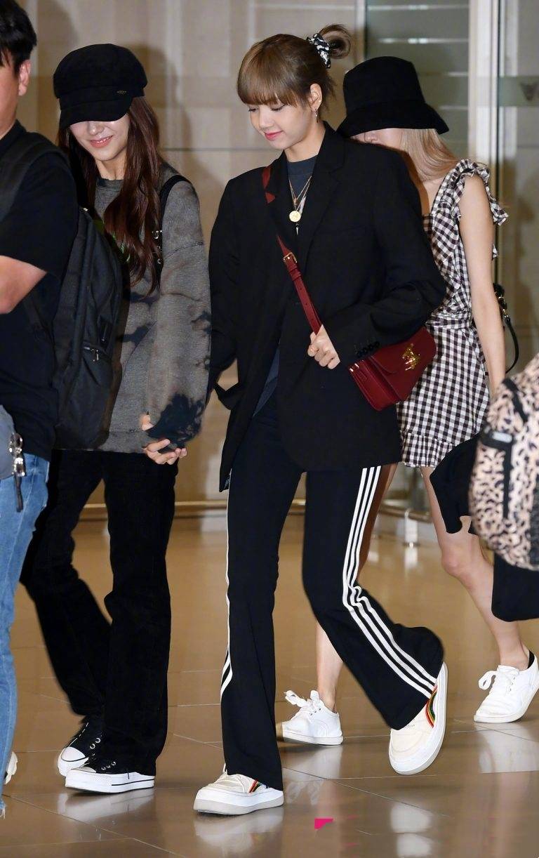 审美|blackpink最新机场秀，智妮秀蛮腰Lisa扎丸子头，彩英格纹裙抢镜
