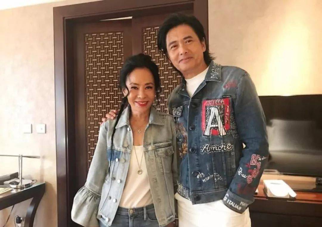 新潮|周润发妻子扮嫩真有一套，高马尾配小红裙，62岁打扮新潮不输00后