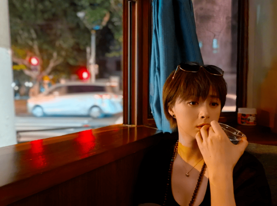 状态|瘦下去的蒋欣有多美？黄昏下利落短发显优雅，成文艺小清新美女