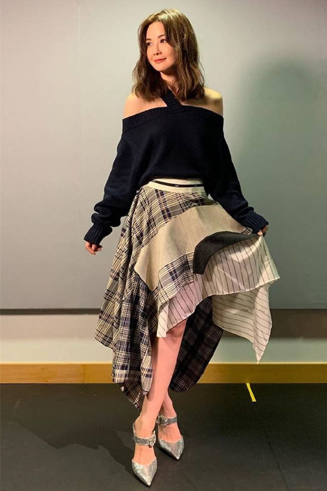 钟欣潼|蔡卓妍越发赶时髦，粉裙搭配黄色恨天高清新活泼，哪像已经37岁了