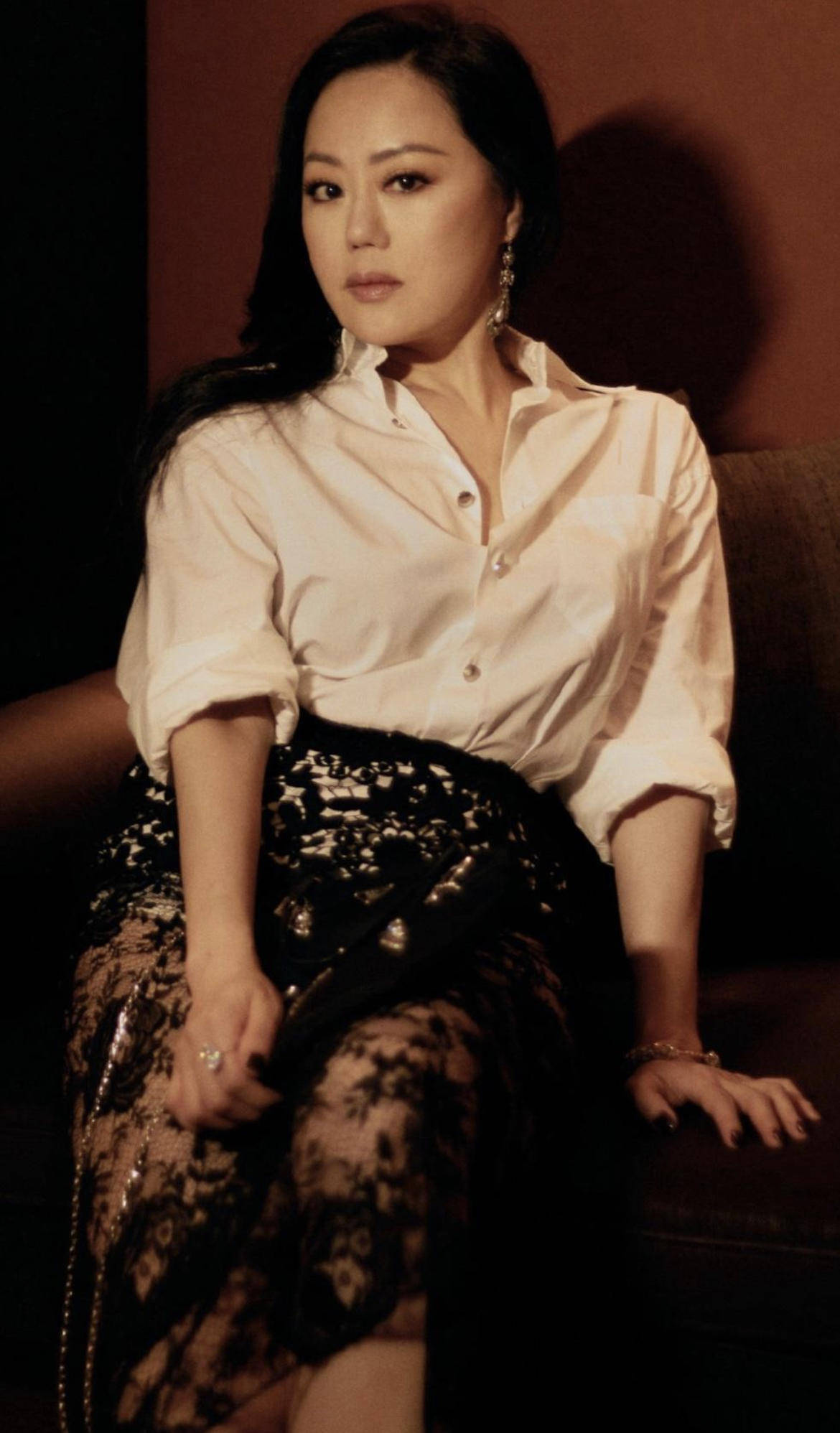 原创章小蕙气质全开,身穿一袭白色薄纱套装凹凸有致,曲线感满分