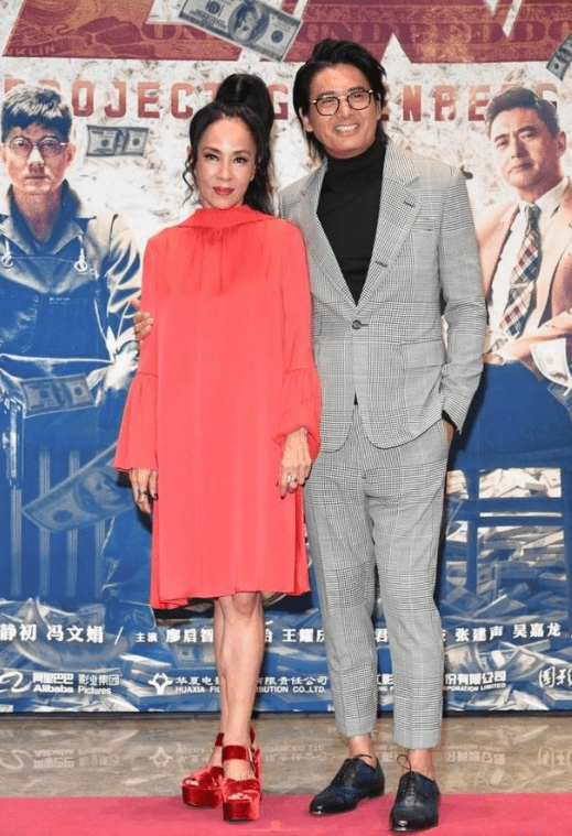 新潮|周润发妻子扮嫩真有一套,高马尾配小红裙,62岁打扮新潮不输00后