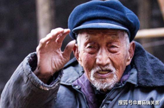 原创河南一98岁拾荒老人,因1.8万元养老钱被偷,报警时揭开真实身份