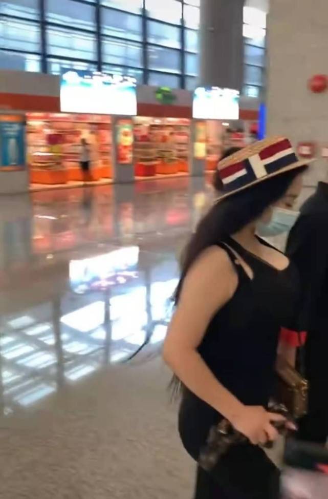 内衣|邹市明夫妇现身！冉莹颖穿搭清凉露出内衣肩带，身材比卡戴珊还辣