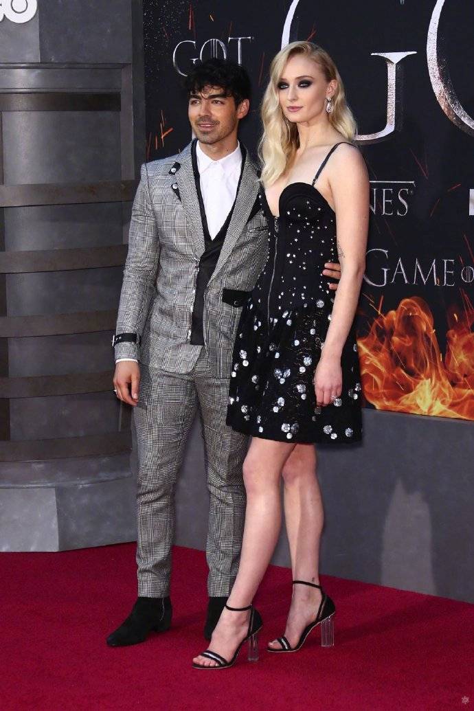 活动|“三傻二乔”婚后首现身！苏菲穿吊带裙超吸睛，和乔纳斯配一脸